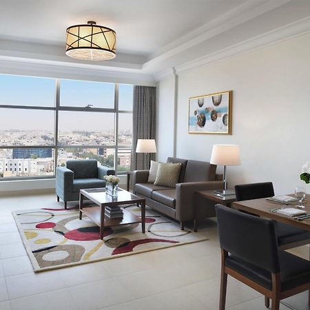 Marriott Executive Apartments 알크호바르 외부 사진 A living room at the hotel