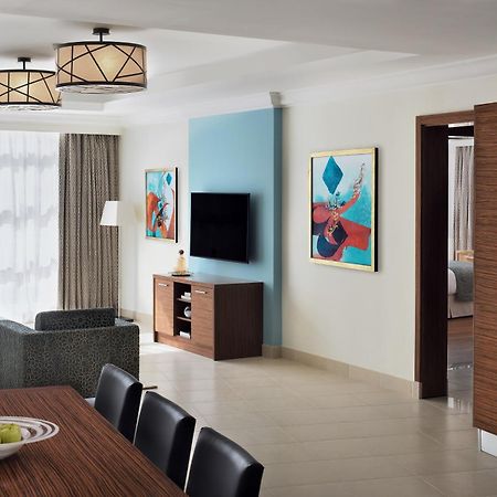 Marriott Executive Apartments 알크호바르 외부 사진 A typical suite at the Hilton London Heathrow
