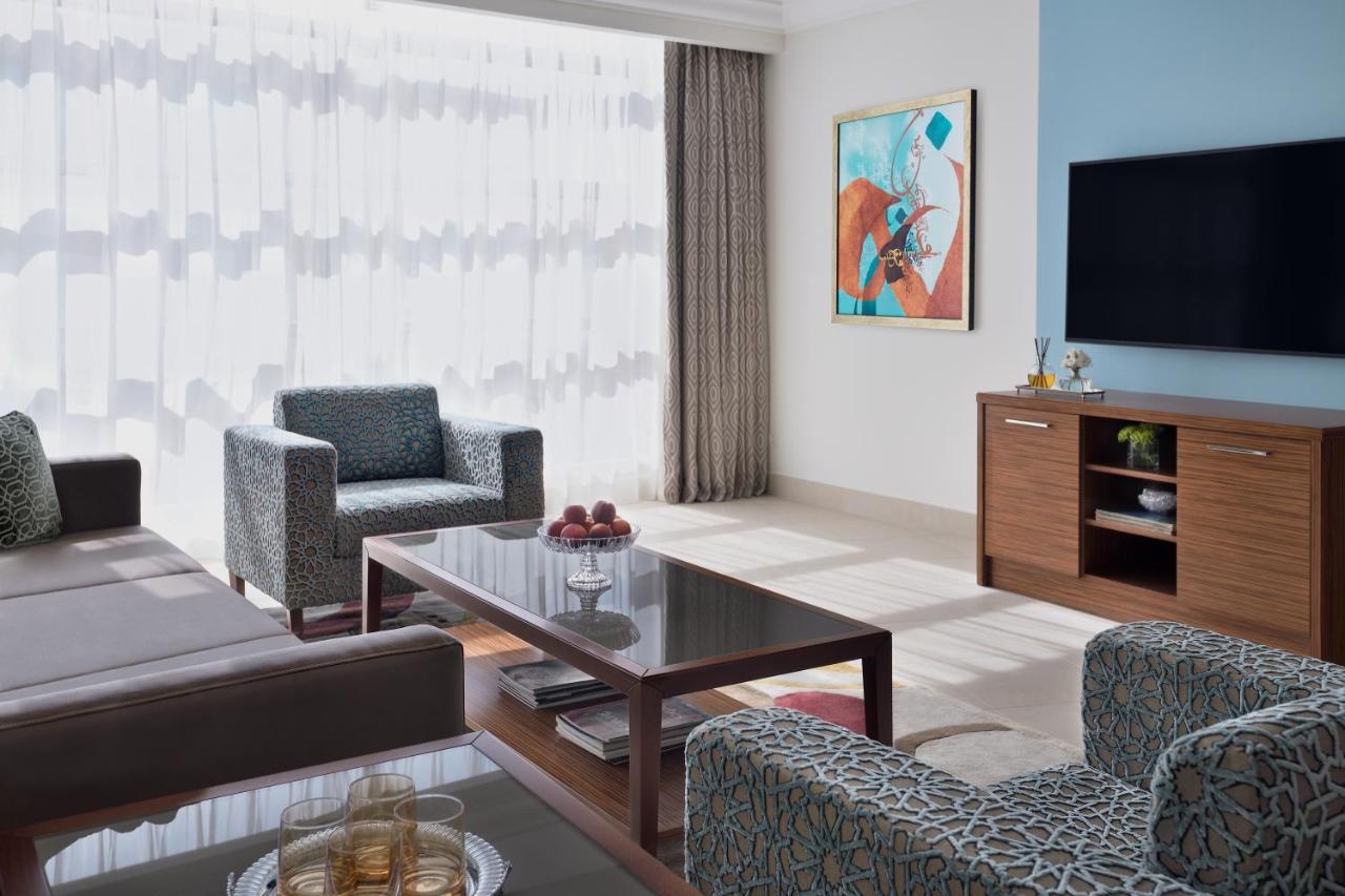 Marriott Executive Apartments 알크호바르 외부 사진 A living room