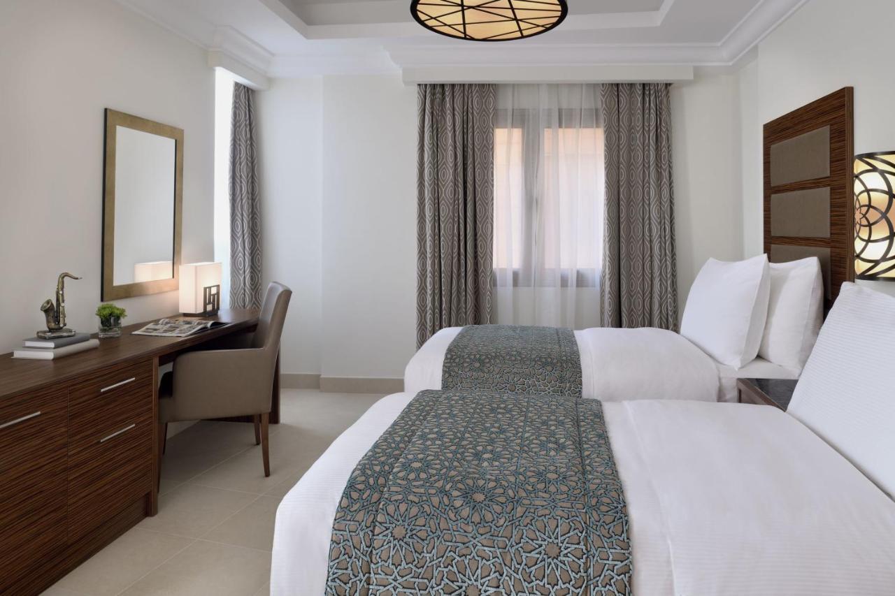 Marriott Executive Apartments 알크호바르 외부 사진 A guest room at the hotel