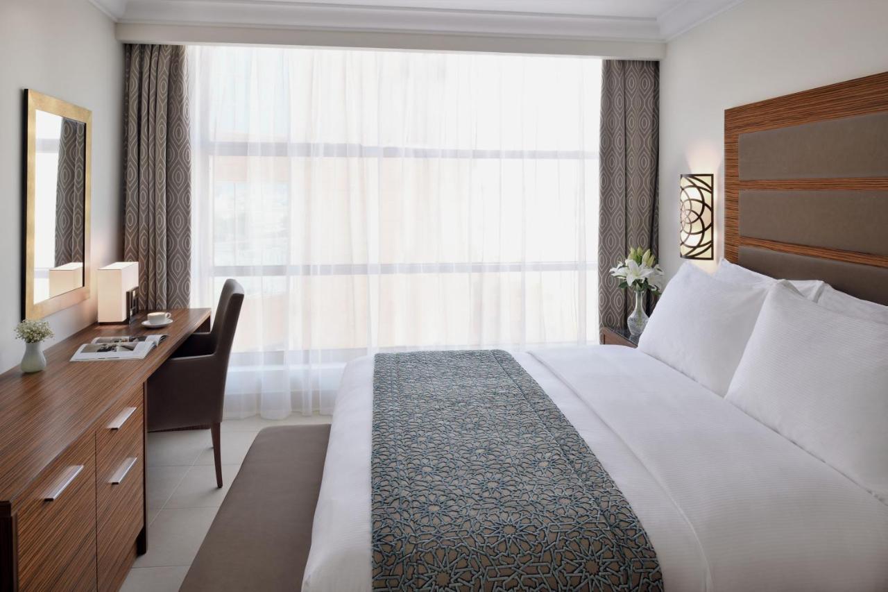 Marriott Executive Apartments 알크호바르 외부 사진 A room at the hotel