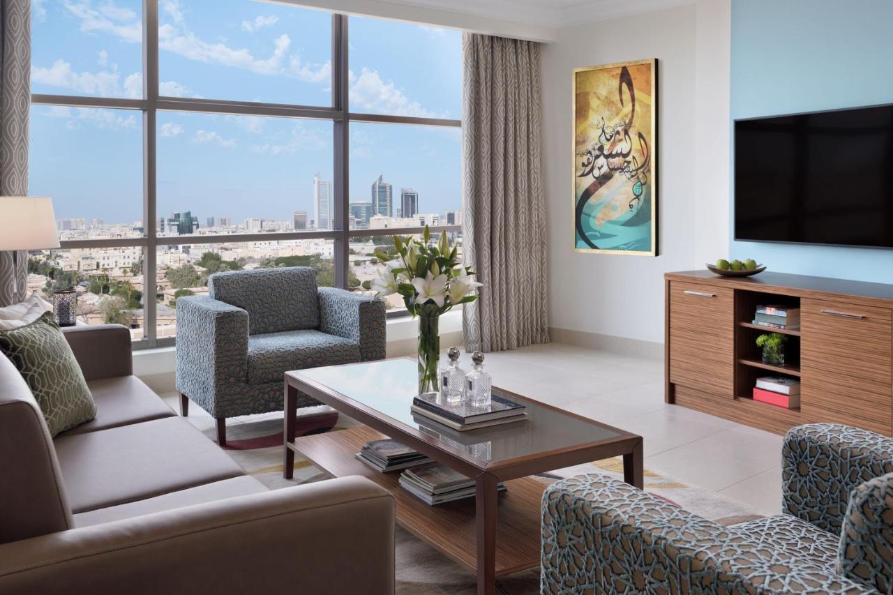 Marriott Executive Apartments 알크호바르 외부 사진 A living room in a typical apartment
