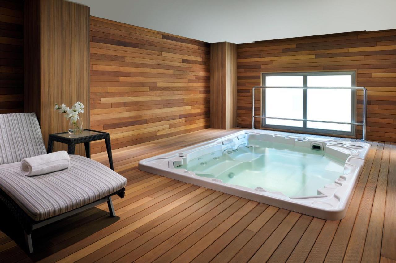 Marriott Executive Apartments 알크호바르 외부 사진 A hot tub