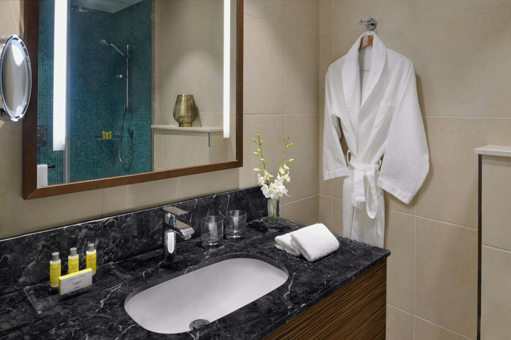 Marriott Executive Apartments 알크호바르 외부 사진 A bathroom in a hotel