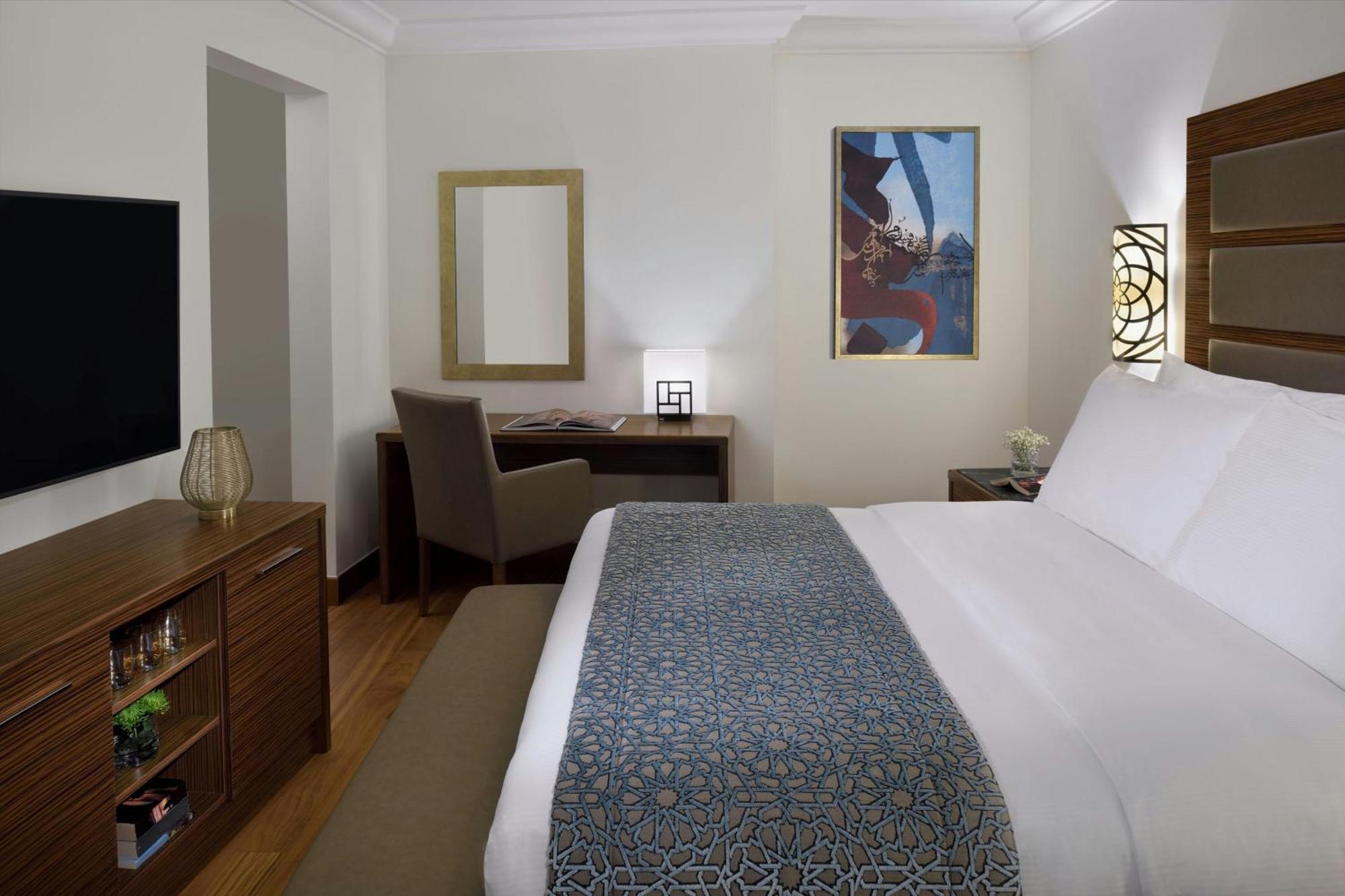 Marriott Executive Apartments 알크호바르 외부 사진 A guest room at the Four Seasons Hotel